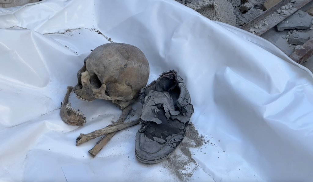 Civil defense teams collect Palestinians' remains from under the rubble in Rafah. (Photo: Hassan Eslieh)